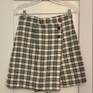 Chic Black and White Plaid A-Line Skort